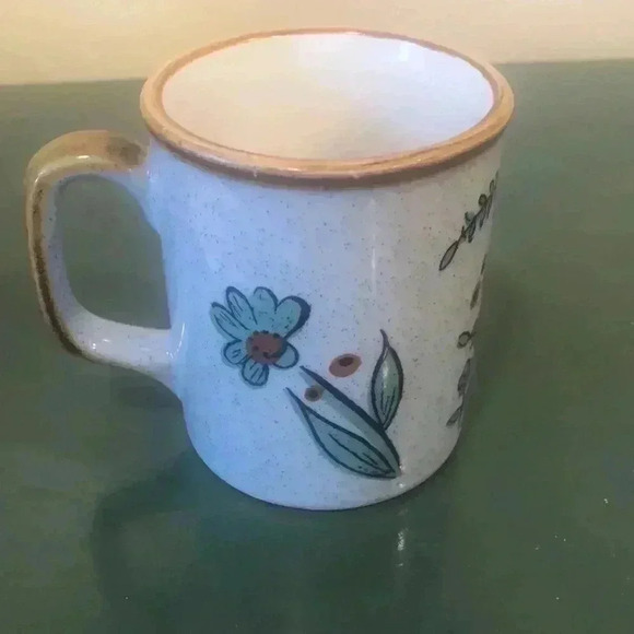 Vintage speckled stoneware with painted flower motif coffee/tea mug - Picture 2 of 6